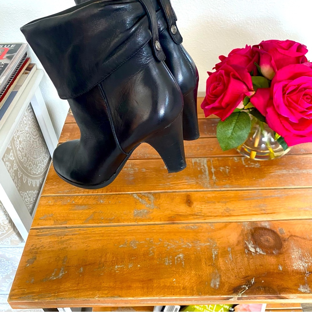 BCBG black Ankle Bootie (size 6)🌹